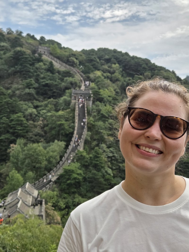 Lizia sorrindo na Grande Muralha da China