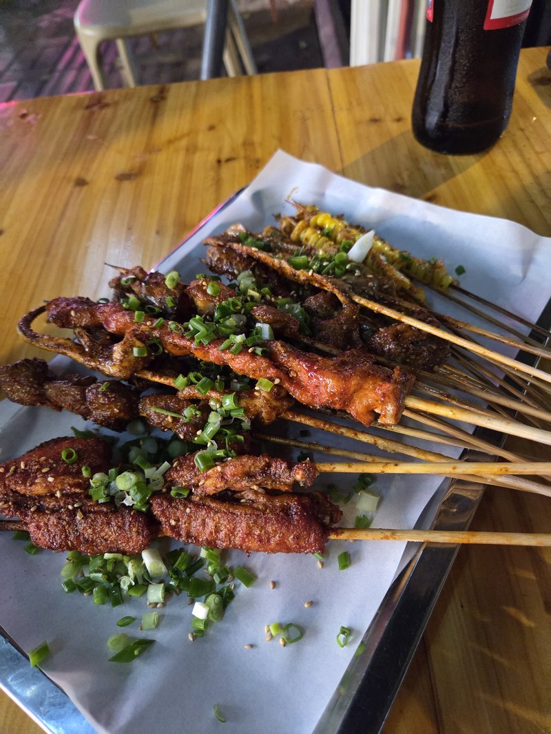 Espetinhos na brasa com temperos de Sichuan
