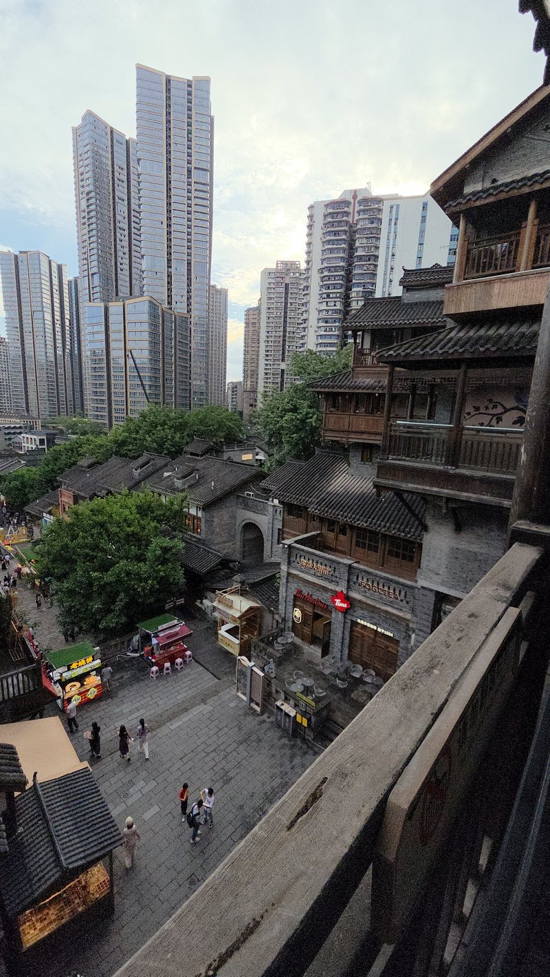 Vila ancestral cercada por arranha-céus em Chongqing