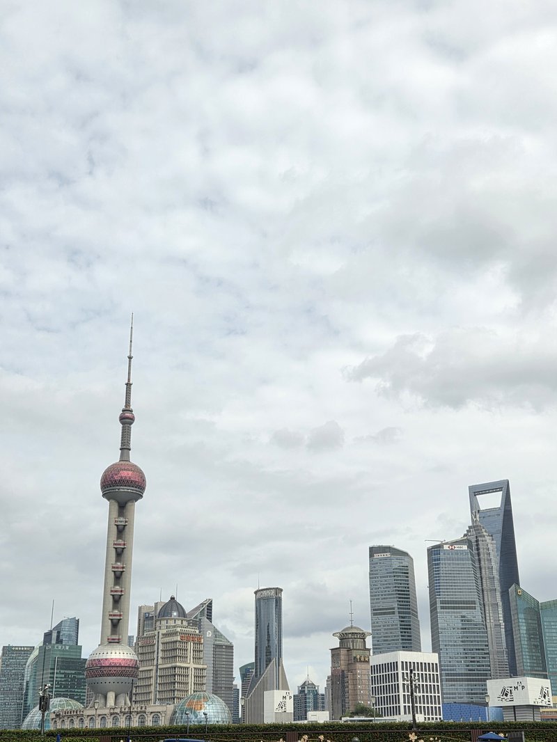 Oriental Pearl Tower vista do Bund em Shanghai