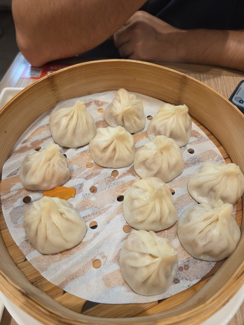 Xiao Long Bao fumegante no cesto de bambu