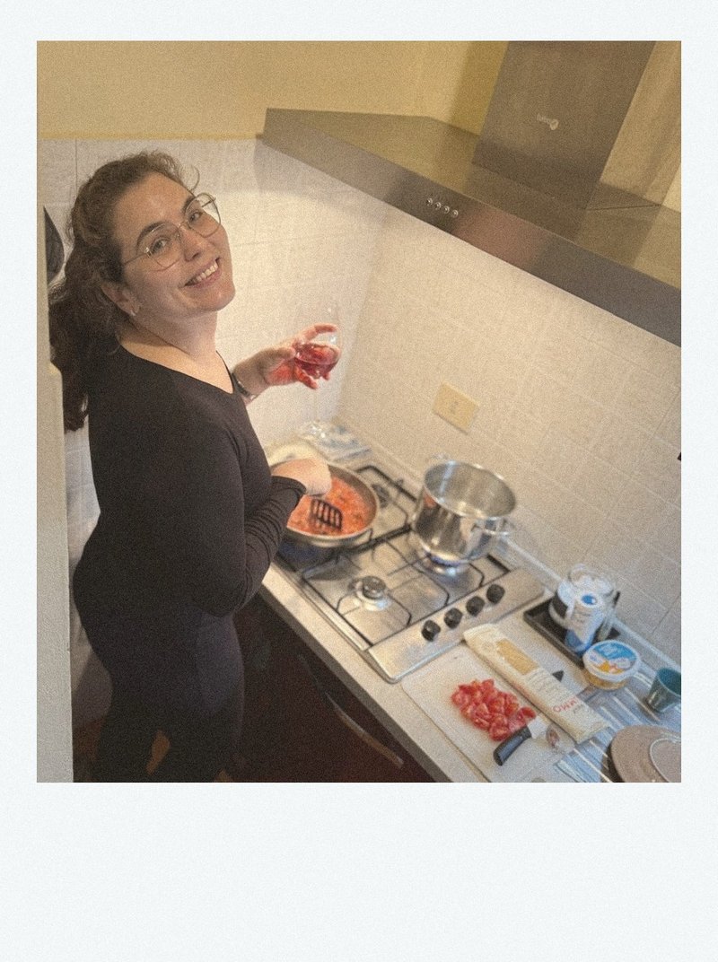 Lizia Tofeti cozinhando na Toscana