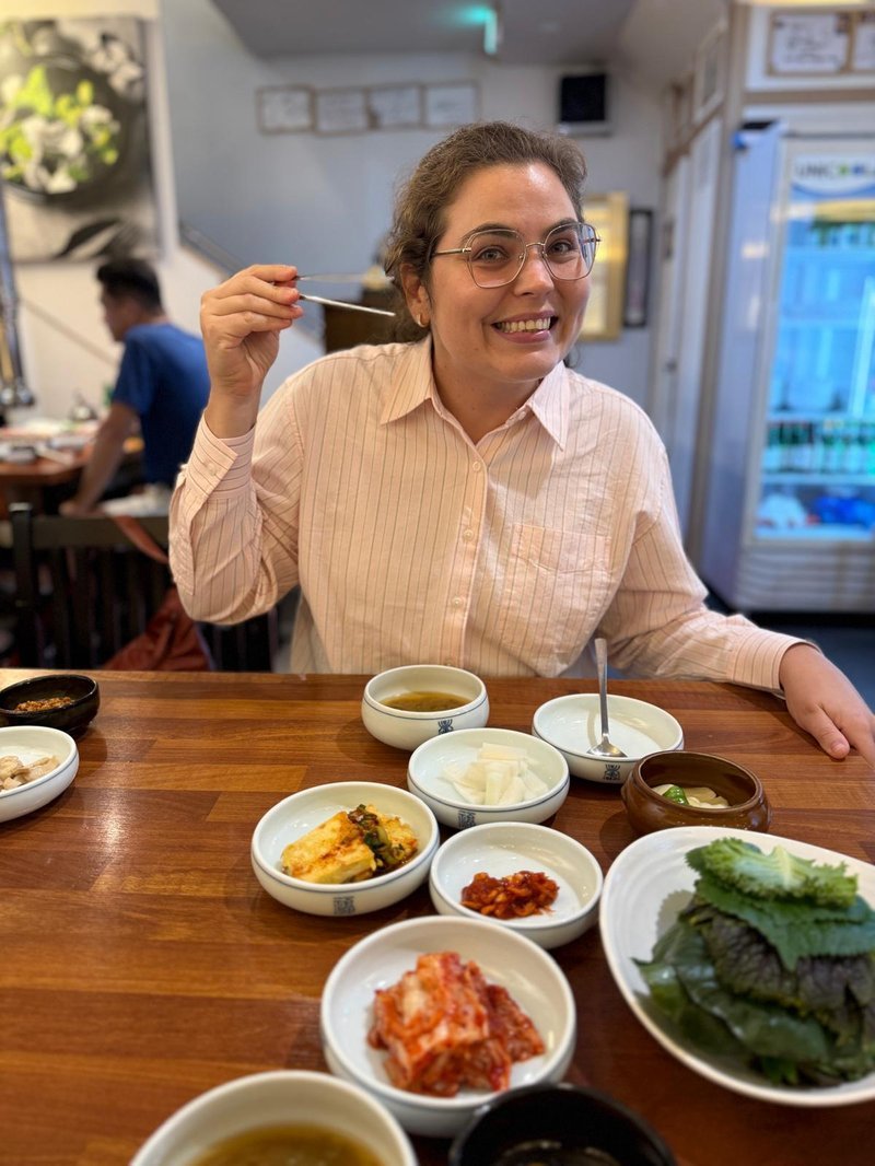Lízia com mesa de banchan