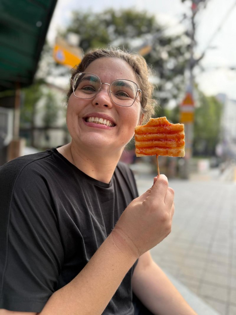 Lízia com espetinho de tteok-kochi