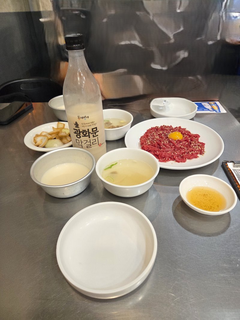 Yukhoe com gema de ovo e Makgeolli