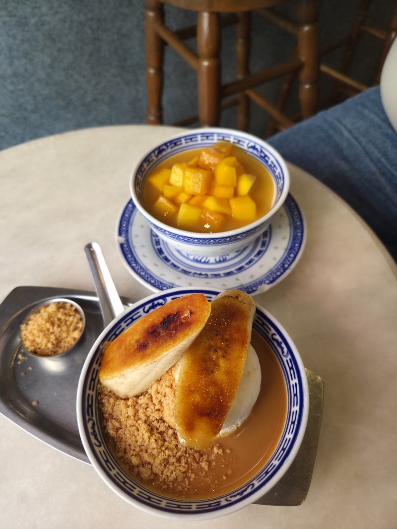 Sobremesa com banana brulée e tofu