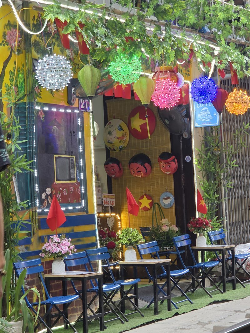 Train Street Cafe com mesinhas coloridas